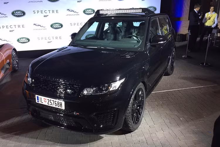 Trong phim, chiếc SUV nhanh nhất của Land Rover đã nhận được rất nhiều nâng cấp bên dưới nắp ca-pô nhưng rất tiếc, không có thông số cụ thể nào được công bố từ chính hãng và nhà sản xuất. 