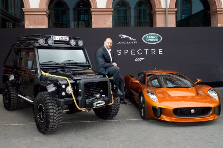 Đối với những người hâm mộ cuồng nhiệt của Jaguar, C-X75 là giấc mơ tột đỉnh nhất mà họ sẽ chẳng bao giờ được sở hữu. C-X75 được giới thiệu năm 2010 tại triển lãm Paris và Jaguar đã lên kế hoạch sản xuất nó với số lượng hữu hạn và nó có mức giá khoảng 900.000 Bảng Anh.