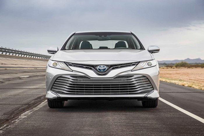 Lần đầu tiên trình làng trong triển lãm ôtô Detroit 2017, Toyota Camry thế hệ thứ 8 dành cho thị trường châu Âu sẽ có phiên bản hybrid tự sạc với máy xăng 2,5 lít kết hợp cùng mô-tơ điện. Tuy nhiên, hiện hãng Toyota chưa công bố thông số của Camry Hybrid mới ở thị trường châu Âu.