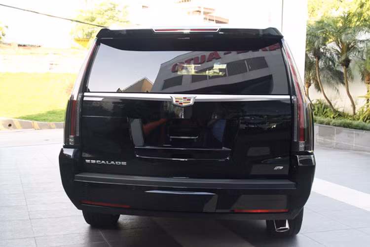 Xe được thiết kế cũng như nâng cấp nhiều hơn về mặt công nghệ. Đầu xe mạnh mẽ với lưới tản nhiệt thanh chữ V và dãi đèn pha chạy dọc đặc trưng của hãng Cadillac. Ngoài ra, xe còn sử dụng bộ mâm hợp kim đa chấu cho xe có kích thước lớn lên tới 22 inch.