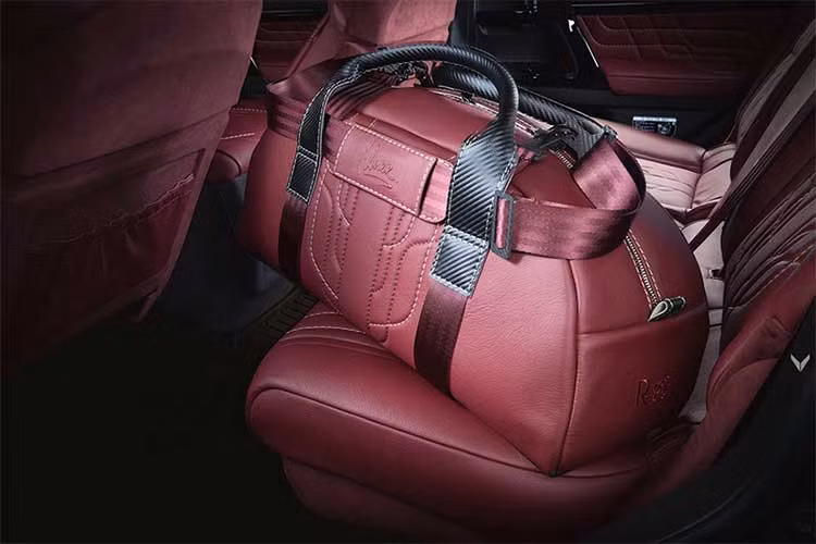 Các ghế cũng được thêu trang trí đẹp mắt tên viết tắt của người chủ sở hữu. Chiếc xe được sử dụng cho dự án này là chiếc Toyota Land Cruiser J200 2011. Xe sở hữu động cơ tăng áp kép V8 dung tích 4.461cc.