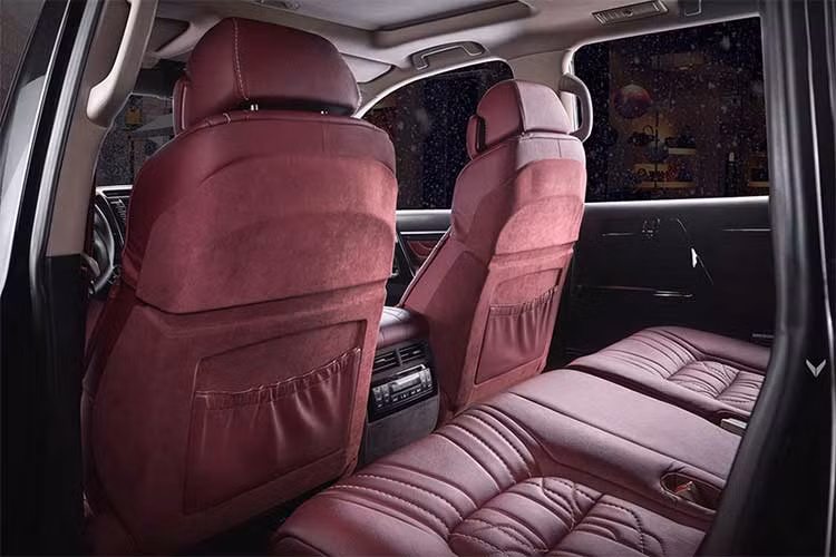 Chất liệu da lộn Alcantara ngoài việc làm đẹp và sang trọng cho xe còn được sử dụng ở mặt trên của táp lô để giảm độ lóa lên kính chắn gió.