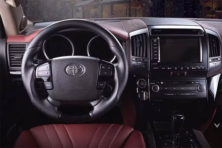 Nội thất zin màu be sẫm của chiếc xe SUV nhà Toyota đã được thay thế bằng 10 m Alcantara và da tốt nhất màu Bordeaux. Sự kết hợp màu sắc giữa các chất liệu và vị trí sử dụng nó cũng được tính toán kỹ để tạo nên sự sang trọng vừa phải cho chiếc SUV này.