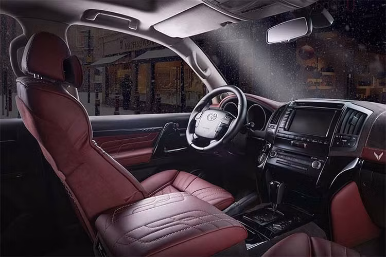 Theo hãng độ nội thất xe Vilner, ngoại thất đen đi cùng với nội thất đỏ trên mẫu xe này giống như một công thức không thể sai của ngành ôtô.