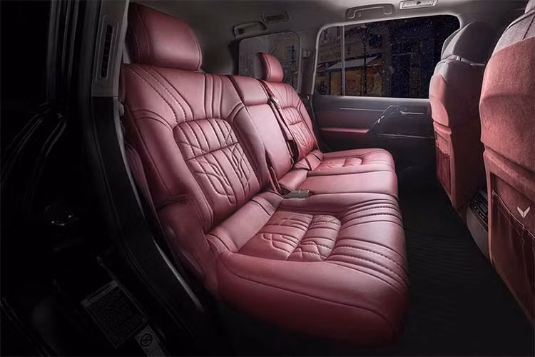 Điểm đặc biệt ở phiên bản độ mội thất này chính là việc các ghế ngồi phía trước của mẫu xe Land Cruiser nguyên bản đã bị dỡ bỏ, thay vào đó là bộ ghế trước được “thửa” từ chiếc BMW 5 Series sang, tạo nên sự dễ chịu và tư thế ngồi tối ưu nhất cho người lái.