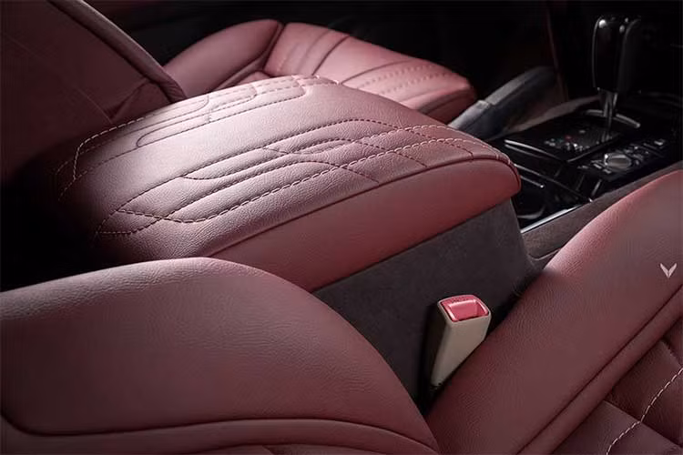 Chiếc xe SUV Toyota Land Cruiser độ này có tổng trọng lượng là 2.485 kg và sở hữu hộp số tự động 6 cấp, dẫn động tất cả các bánh AWD. Sức mạnh nó đạt được là 285 mã lực và mô men xoắn cực đại 650 Nm.