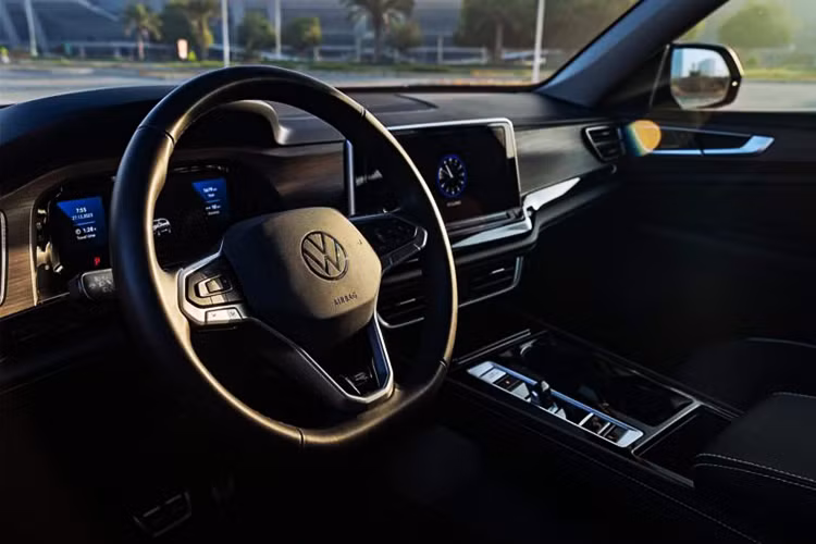 Mặc dù có chung nền tảng với Skoda Kushaq - mẫu xe đã ra mắt tại Ấn Độ, nhưng Tera không sử dụng chung các tấm thân xe với người anh em đến từ Cộng hòa Séc. Thay vào đó, Volkswagen đã phát triển một thiết kế riêng với nhiều đường nét quen thuộc từ các mẫu SUV khác của hãng, khiến Tera có diện mạo như một phiên bản thu nhỏ của Tiguan.