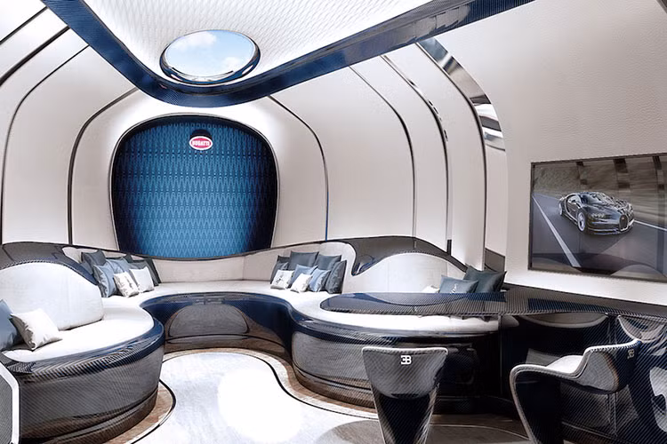 Boong trên của du thuyền được thiết kế mở với chất liệu là gỗ xà cừ tự nhiên cùng các ghế bọc da sang trọng. Boong dưới là quầy rượu, sàn tắm nắng. Phòng riêng gồm giường ngủ cỡ lớn và ghế sofa cho khách ngồi. Bugatti Niniette 66 chỉ phục vụ hai hành khách.