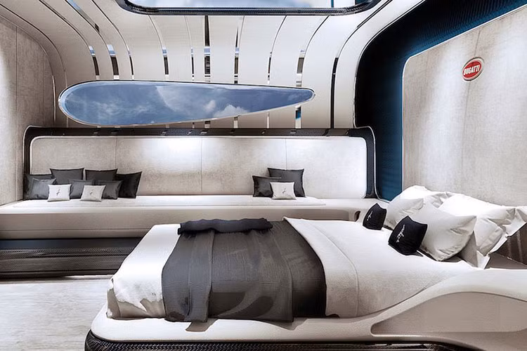 Phòng tắm sang trọng của du thuyền này sẽ sở hữu các chi tiết làm từ đá cẩm thạch. Nhà bếp đầy đủ các tiện nghi như tủ lạnh, bồn rửa, lò vi sóng… với thiết kế cực kỳ cầu kỳ và sang chảnh không khác gì phòng VIP của một khách sạn cao cấp hiện nay.