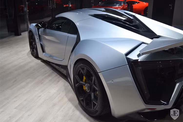 Về động cơ, mẫu siêu xe này được lắp động cơ boxer với 6 xy-lanh nằm ngang (flat-six engine) dung tích 3.7L sử dụng tăng áp kép do hãng RUF phát triển (RUF thường nổi tiếng với những bản độ cho xe Porsche).