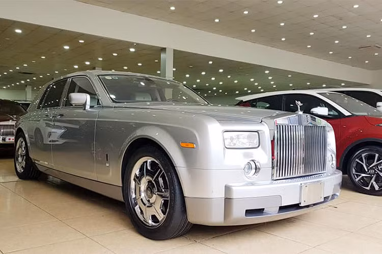 Khải Silk (tên thật là Hoàng Khải) là một vị đại gia nổi tiếng và cũng nhiều tai tiếng trong thời gian qua. Ông từng là tay chơi có nhiều mẫu xe ấn tượng trong giới như chiếc Rolls-Royce Phantom đang rao bán hay Mercedes-Maybach S400 4Matic và một chiếc SUV Range Rover Sport, Jaguar XJL, BMW 7 Series, Audi Q7,...