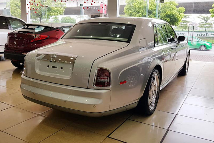 Chiếc Rolls-Royce Phantom màu bạc trong bài viết này hiện đang được rao bán với mức giá khoảng hơn 8 tỷ đồng. Lúc mới về nước, chiếc xe siêu sang này có giá khoảng 1 triệu đô. Hiện tại, chiếc xe siêu sang này đã lăn bánh hơn 50.000 km và đang cư trú ở một công ty bán xe tại Hà Nội.