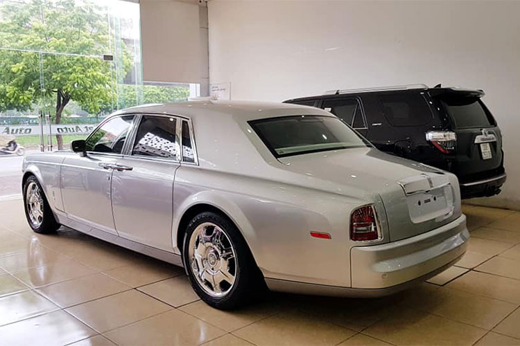 Sở dĩ nhiều người nhận ra đây chính là chiếc Rolls-Royce của Khải Silk từng gây sốc giới truyền thông vào năm 2007 bởi bộ áo màu bạc và nhiều chi tiết đặc biệt của chiếc xe. Đây được cho là chiếc siêu xe sang đã làm lên tên tuổi của ông chủ thương hiệu lụa "nhái" đình đám.