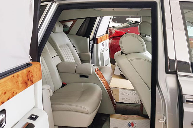 Động cơ của mẫu siêu sang này là loại V12, dung tích 6,75 lít tạo ra 453 mã lực tại vòng tua 5.350 vòng/phút và mô-men xoắn cực đại 720Nm tại vòng tua 3.500 vòng/phút kết hợp với hộp số tự động 6 cấp. Với trọng lượng lên tới gần 2,5 tấn, Rolls-Royce Phantom có thời gian tăng tốc lên 100 km/h khá ấn tượng là 5,9 giây.