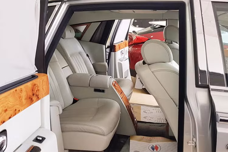 Động cơ của mẫu siêu sang này là loại V12, dung tích 6,75 lít tạo ra 453 mã lực tại vòng tua 5.350 vòng/phút và mô-men xoắn cực đại 720Nm tại vòng tua 3.500 vòng/phút kết hợp với hộp số tự động 6 cấp. Với trọng lượng lên tới gần 2,5 tấn, Rolls-Royce Phantom có thời gian tăng tốc lên 100 km/h khá ấn tượng là 5,9 giây.