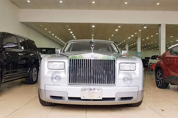 Nguyên nhân khiến doanh nhân Hoàng Khải bán chiếc Rolls-Royce Phantom có lẽ vì cuộc khủng hoảng trong kinh doanh vào tháng 10 năm ngoái. Được biết, Khải Silk đã nhập lụa từ Trung Quốc nhưng bán lẫn với khăn Việt Nam trong suốt 30 năm qua và chỉ bị phát hiện vào 2017. Vụ việc đã gây chấn động trong giới chơi xe cũng như giới kinh doanh.