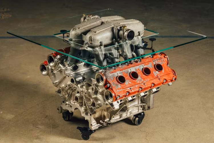 Trên thực tế, với mức giá bán ra của chiếc bàn cà phê động cơ V8 của Ferrari này, bạn có thể đỗ một chiếc BMW M3 G80 đã qua sử dụng trong lối đi riêng của mình thay vì, chọn chiếc bàn cà phê làm từ cổ máy V8 hút khí tự nhiên F136 4,5 lít của Ferrari 458 Italia.