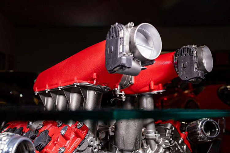 Thông tin ban đầu cho biết động cơ đã được "sử dụng trong cuộc thi", cho thấy nó được kéo ra từ một chiếc xe đua trước khi được chuyển đổi thành một chiếc bàn. Không có thông tin nào về việc liệu động cơ có còn hoạt động khi được chuyển đổi thành một tác phẩm trưng bày hay không, nhưng chúng ta có thể thấy nó vẫn giữ nguyên cuộn dây đánh lửa ban đầu và đã được vệ sinh kỹ lưỡng.