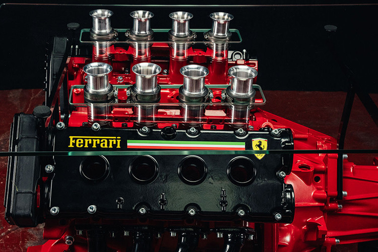 Được ghép nối với động cơ Ferrari là các giá đỡ kim loại tùy chỉnh hỗ trợ mặt bàn bằng kính cường lực dày nửa inch. Điều tuyệt vời nhất về tác phẩm nghệ thuật ô tô này là một lỗ đã được cắt ra khỏi kính, nghĩa là các ống nạp màu đỏ nhô ra được trưng bày đầy đủ.