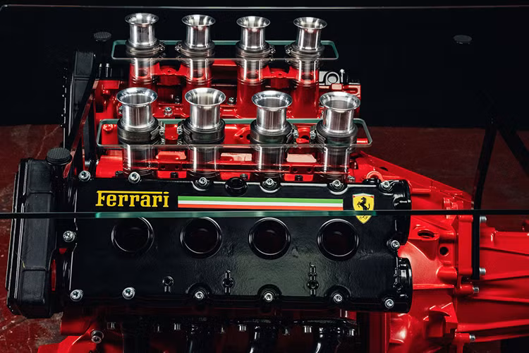 Được ghép nối với động cơ Ferrari là các giá đỡ kim loại tùy chỉnh hỗ trợ mặt bàn bằng kính cường lực dày nửa inch. Điều tuyệt vời nhất về tác phẩm nghệ thuật ô tô này là một lỗ đã được cắt ra khỏi kính, nghĩa là các ống nạp màu đỏ nhô ra được trưng bày đầy đủ.