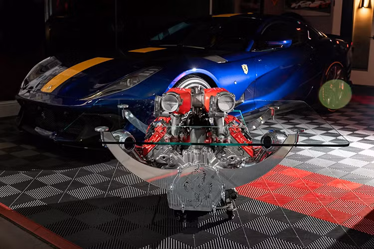 Trước đây, bộ sản phẩm của Top Gear bao gồm một chiếc bàn cà phê làm từ khối động cơ Jaguar V12 đã gây sự chú ý và giờ đây, bạn có cơ hội sở hữu một chiếc bàn tương tự – mặc dù có thể nói là đặc biệt hơn và có giá trị hơn nhiều, vì sử dụng khối động cơ V8 của Ferrari.