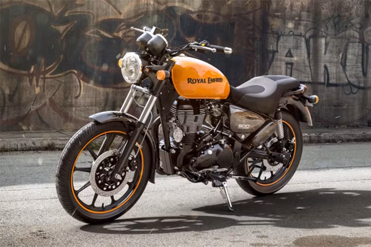 Hãng xe máy Royal Enfield vừa cho ra mắt mẫu môtô giá rẻ mới của mình tại thị trường Ấn Độ, có tên gọi là Royal Enfield Thunderbird X 2018. Cũng như phiên bản Thunderbird tiêu chuẩn, Thunderbird X có hai phiên bản 350cc và 500cc, đều sử dụng động cơ xi-lanh đơn.