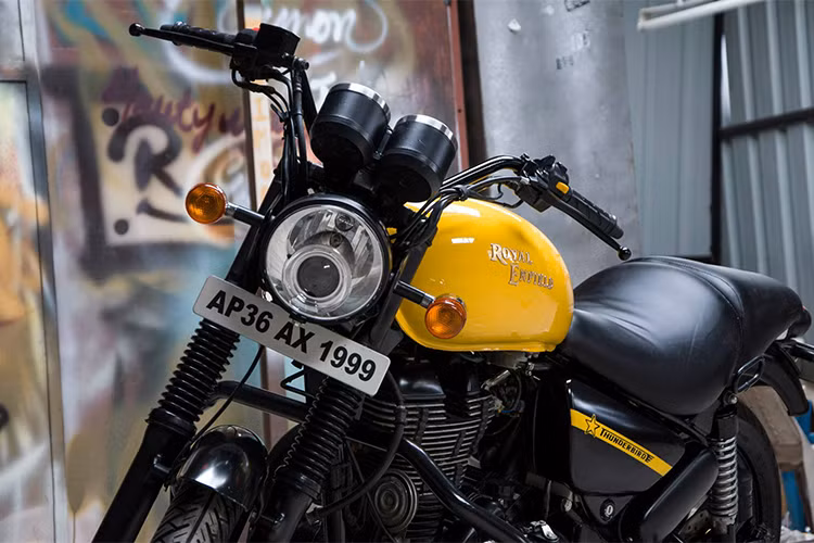 Ở phần đầu xe, Royal Enfield Thunderbird X 2018 được nâng cấp với cụm đèn pha bóng dạng Led hiện đại, thay thế cho bóng sợi đốt halogen trên phiên bản trước đây. Xi nhan của xe vẫn không thay đổi, thiết kế kiểu rời mang đậm chất cổ điển của dòng xe đình đám Anh quốc một thời.