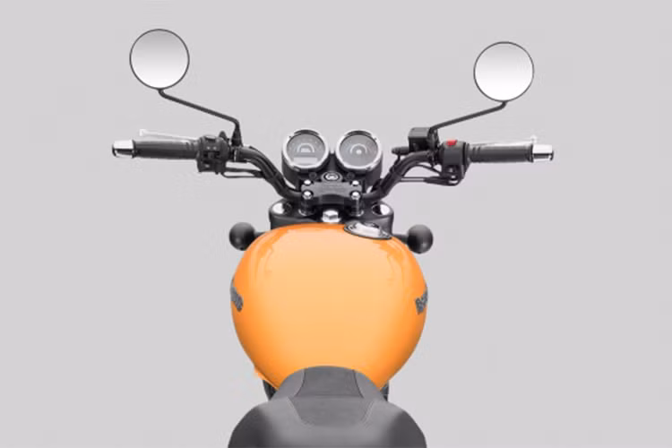 Xe được trang bị cụm đồng hồ đôi với một bên đo tốc độ và một bên là vòng tua máy, các thông báo khác xuất hiện trên một màn hình lcd cỡ nhỏ đặt bên đồng hồ trái. Mâm xe hợp kim 19 inch ở phía trước, mâm phía sau kích thước 18 inch và sử dụng lốp không săm.