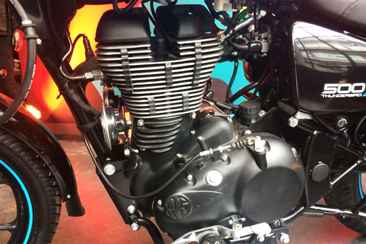 Royal Enfield Thunderbird X 350 được trang bị động cơ 346cc xi-lanh đơn, làm mát bằng không khí, xe sử dụng bộ chế hòa khí (bình xăng con) thay vì phun xăng điện tử, công suất 19,8 mã lực và mô-men xoắn 28 Nm.