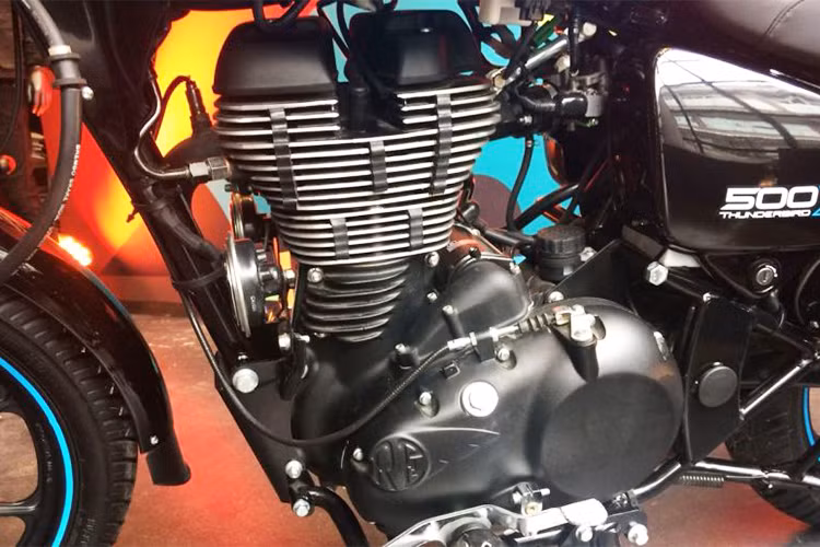 Royal Enfield Thunderbird X 350 được trang bị động cơ 346cc xi-lanh đơn, làm mát bằng không khí, xe sử dụng bộ chế hòa khí (bình xăng con) thay vì phun xăng điện tử, công suất 19,8 mã lực và mô-men xoắn 28 Nm.