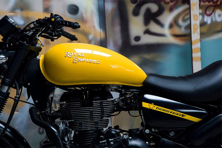 Thunderbird X 2018 được thiết kế yên liền với chiều cao 800 mm do với mặt đất, sơn xe được phối hai màu cùng cụm ống xả sơn đen mờ. Bình xăng của xe vẫn mang phong cách của phiên bản trước đây nhưng dung tích đã tăng lên 20 lít, trọng lượng khô đạt khoảng 197 kg.