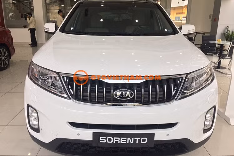 Về mặt ngoại hình, có thể nhận ra phiên bản Kia Sorento nâng cấp mới không thay đổi nhiều. Xe có thiết kế lưới tản nhiệt nổi bật hơn với các thanh nan nằm dọc, mạ chrome khá bắt mắt. Bên cạnh đó xe có thiết kế kiểu mâm đúc mới có kích thước 18 inch, đi cùng lốp Continental 235/60R18. Ngoài ra xe cũng có sẵn bệ bước và ba ga mui.