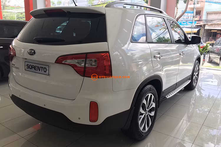 Kia Sorento tại Việt Nam có kích thước (dài x rộng x cao) tương ứng là 4.685 x 1.885 x 1.700 mm. Vóc dáng xe khá to so với các mẫu Crossover 5 chỗ khác, tương đương người anh em Hyundai SantaFe. Do vậy xe phù hợp với đối tượng khách hàng sử dụng cho mục đích phục vụ gia đình với 3 hàng ghế rộng rãi.