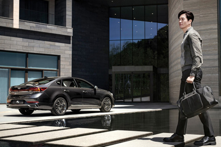 Kia K7 2020 sẽ là tuỳ chọn 1 trong 4 khối động cơ bao gồm: động cơ xăng GDI 2.5L, động cơ xăng V6 3.0L, động cơ Diesel 2.2L và cuối cùng là động cơ hybrid 2,4L. Ngoài ra, khách hàng có thể lựa chọn hộp số 6 cấp hoặc 8 cấp trên K7. 