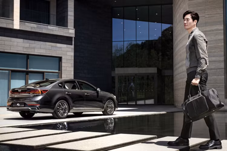 Kia K7 2020 sẽ là tuỳ chọn 1 trong 4 khối động cơ bao gồm: động cơ xăng GDI 2.5L, động cơ xăng V6 3.0L, động cơ Diesel 2.2L và cuối cùng là động cơ hybrid 2,4L. Ngoài ra, khách hàng có thể lựa chọn hộp số 6 cấp hoặc 8 cấp trên K7. 