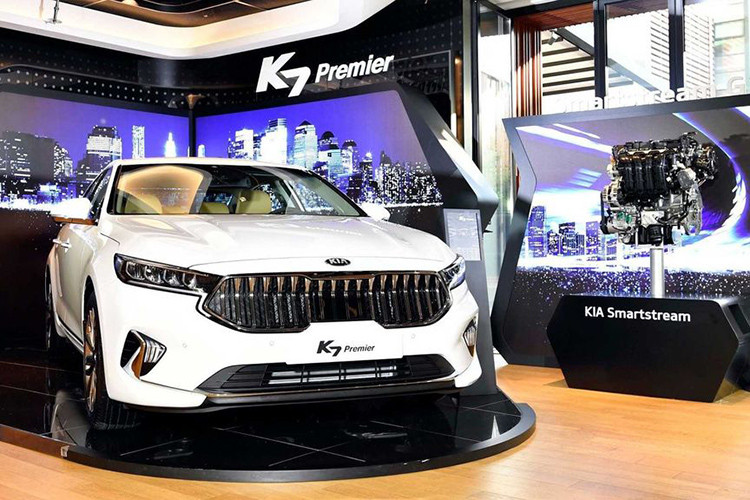 Hãng xe Hàn Quốc, Kia mới đây đã chính thức vén màn mẫu sedan hạng sang cỡ trung - K7 (hay còn gọi là Cadenza ở một số thị trường) ngay trên chính quê nhà của mình. Mặc dù chỉ là phiên bản nâng cấp nhưng Kia K7 2020 mới lại sở hữu rất nhiều điểm mới so với thế hệ cũ.