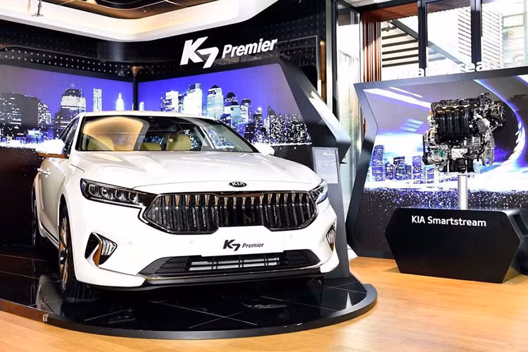 Hãng xe Hàn Quốc, Kia mới đây đã chính thức vén màn mẫu sedan hạng sang cỡ trung - K7 (hay còn gọi là Cadenza ở một số thị trường) ngay trên chính quê nhà của mình. Mặc dù chỉ là phiên bản nâng cấp nhưng Kia K7 2020 mới lại sở hữu rất nhiều điểm mới so với thế hệ cũ.
