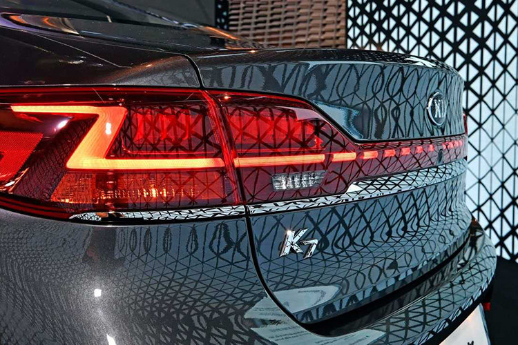 Ngoài ra, mẫu sedan hạng sang Kia K7 2020 vẫn sở hữu form dáng sedan lai coupe với phần mui sau được làm vát nhẹ xuống đuôi tạo cảm giác thể thao và cá tính hơn. Xe sở hữu cặp ống xả kép mạ chrome đặt gọn gàng hai bên hông xe. Thêm vào đó, Kia K7 2020 còn mang trong mình cặp mâm đa chấu kích thước lớn vô cùng ấn tượng.
