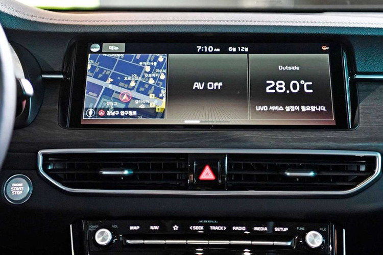 Cần số điện tử, vô-lăng 3 chấu kèm các phím chức năng, màn hình giải trí kích thước lớn 12.3 inch, màn hình công-tơ-mét LCD, HUD, phanh tay điện tử... tất cả đều đem đến sự sang trọng cần thiết cho K7 2020.