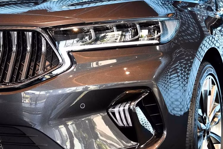 Kia K7 2020 phiên bản nâng cấp giữa vòng đời được các kỹ sư thiết kế Hàn Quốc áp dụng hơi hướng mới, đơn giản và tinh tế hơn nhiều so với "người tiền nhiệm". Ở phần đầu xe, mặt ca-lăng được tái thiết kế với dấu ấn hình mũi hổ đặc trưng sắc nét hơn. Cụm đèn chiếu sáng chính không còn rườm rà mà gọn gàng hơn và thêm đèn Full-Led hiện đại.