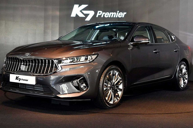Đúng như các dự đoán trước đó, Kia K7 2020 sở hữu những thay đổi rất đáng ghi nhận trên cả phương diện thiết kế lẫn trang bị công nghệ đi kèm. Chính vì vậy, Kia K7 2020 được xem là một đối thủ vô cùng đáng gờm châu Âu như BMW 5-Series, Mercedes-Benz E-Class hay Audi A6...