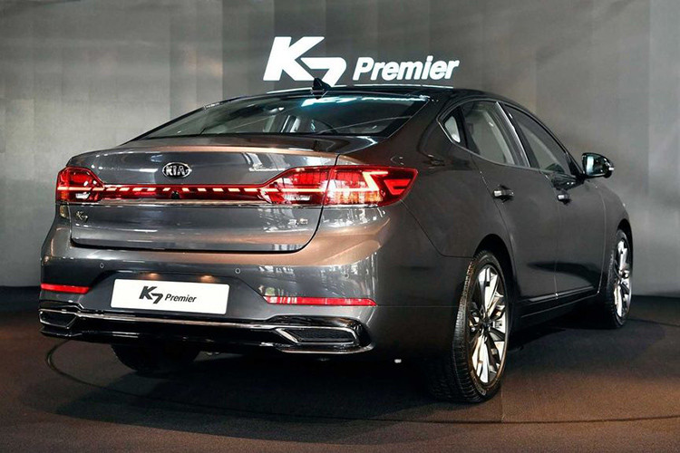 Đúng với phong cách thường thấy, Kia K7 2020 vẫn sở hữu form dáng sedan lai coupe với phần mui sau được làm vát nhẹ xuống đuôi tạo cảm giác thể thao và cá tính hơn. Cụm đèn hậu trên phiên bản 2020 được thiết kế với dải đèn Led chạy xuyên suốt đuôi xe, đúng với phong cách thiết kế đèn hậu ngày nay.