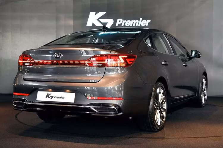Đúng với phong cách thường thấy, Kia K7 2020 vẫn sở hữu form dáng sedan lai coupe với phần mui sau được làm vát nhẹ xuống đuôi tạo cảm giác thể thao và cá tính hơn. Cụm đèn hậu trên phiên bản 2020 được thiết kế với dải đèn Led chạy xuyên suốt đuôi xe, đúng với phong cách thiết kế đèn hậu ngày nay.