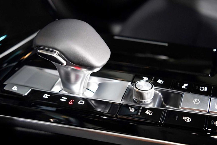 Kia trang bị trên K7 bản nâng cấp 2020 gói bổ sung an toàn hiện đại DriveWise hỗ trợ các tính năng như duy trì làn đường, kiểm soát hành trình, cảnh báo va chạm, hỗ trợ đỗ xe, cảnh báo điểm mù...