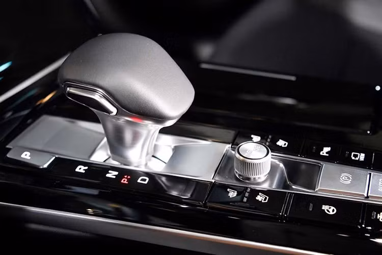 Kia trang bị trên K7 bản nâng cấp 2020 gói bổ sung an toàn hiện đại DriveWise hỗ trợ các tính năng như duy trì làn đường, kiểm soát hành trình, cảnh báo va chạm, hỗ trợ đỗ xe, cảnh báo điểm mù...