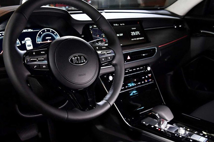 Cũng giống như ngoại thất, khi bước vào không gian nội thất, K7 2020 cũng sẽ không khiến người dùng phải thất vọng khi sở hữu không gian cabin nhẹ nhàng, đơn giản nhưng đầy tinh tế và sang trọng. Khu vực điều khiển trung tâm được lược bỏ nhiều nút bấm phức tạp để nhường chỗ cho 2 hàng nút bằng kim loại chỉn chu.