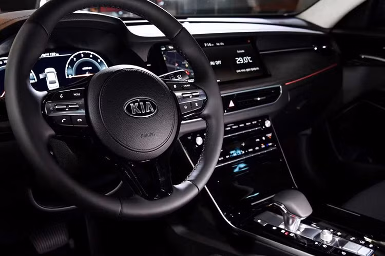 Cũng giống như ngoại thất, khi bước vào không gian nội thất, K7 2020 cũng sẽ không khiến người dùng phải thất vọng khi sở hữu không gian cabin nhẹ nhàng, đơn giản nhưng đầy tinh tế và sang trọng. Khu vực điều khiển trung tâm được lược bỏ nhiều nút bấm phức tạp để nhường chỗ cho 2 hàng nút bằng kim loại chỉn chu.