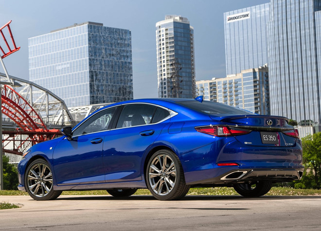 Xe xây dựng dựa trên nền tảng TNGA-K mới của hãng mẹ Toyota. Lexus ES thế hệ mới có kích thước tổng thể dài x rộng x cao lần lượt là 4.976 mm x 1.864 mm x 1.445 mm và trục cơ sở dài 2.870 mm. Lexus ES thế hệ mới dài hơn 66 mm, thấp hơn 5 mm và rộng hơn 46 mm so với thế hệ cũ.