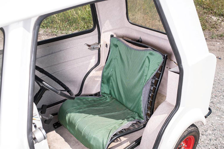 Chiếc xe này khác biệt với Zele 1000 khi chỉ sử dụng 3 bánh. Bên trong chiếc xe là duy nhất một chiếc ghế được thiết kế đơn giản giống như là tự chế. Các thiết bị và phụ kiện đi kèm bên trong gần như không có gì.