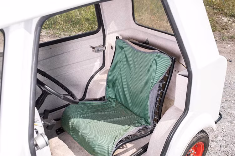 Chiếc xe này khác biệt với Zele 1000 khi chỉ sử dụng 3 bánh. Bên trong chiếc xe là duy nhất một chiếc ghế được thiết kế đơn giản giống như là tự chế. Các thiết bị và phụ kiện đi kèm bên trong gần như không có gì.